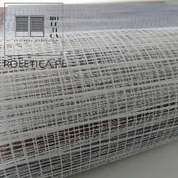 Materiał siatkowy z widoczną strukturą pasów tkaniny prześwitujących przez białą siatkę, z logotypem roletica.pl w rogu.
