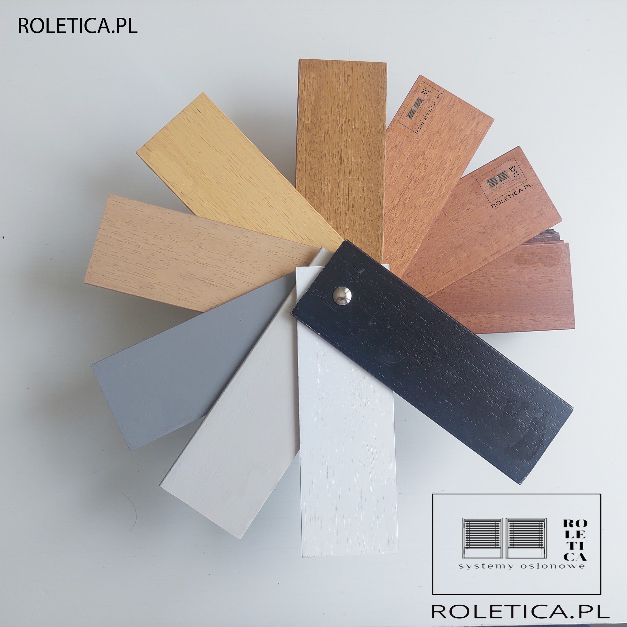 Próbki kolorów i faktur do systemów osłonowych, ułożone wachlarzowo na białym tle, z widocznym logo firmy Roletica.pl.