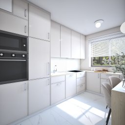 Yop Design - Jasna kuchnia z białymi, błyszczącymi frontami szafek, marmurową podłogą i oknem z żaluzjami, oświetlona światłem słonecznym.