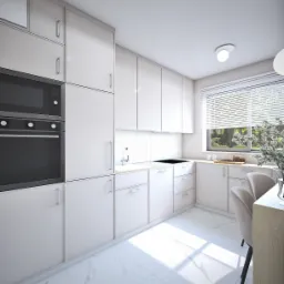 Jasna kuchnia z białymi, błyszczącymi frontami szafek, marmurową podłogą i oknem z żaluzjami, oświetlona światłem słonecznym.