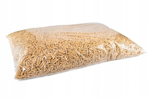 Wypełniony pelletem, przezroczysty worek foliowy, leżący ukośnie na białym tle, widoczne detale struktury pelletu.