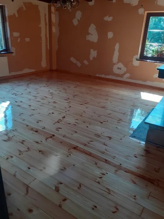 Przygotowanie ścian przed malowaniem. Gruntowanie szpachlowanie ubytków szlifowanie