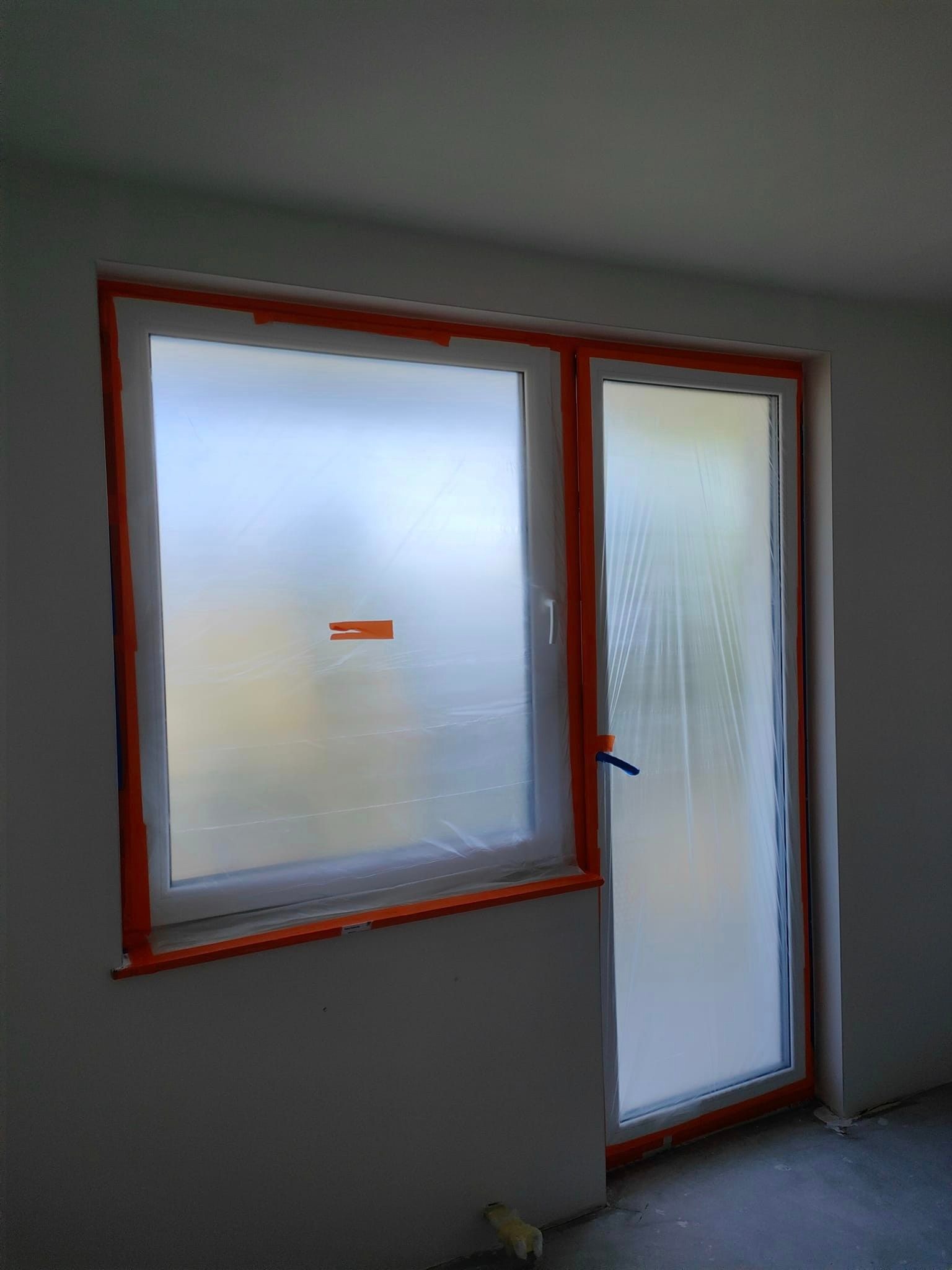 pomieszczenie w trakcie prac, zabezpieczone elementy przed zabrudzeniem