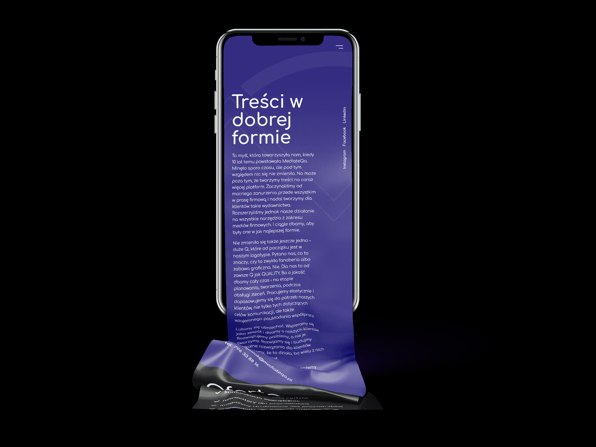 Ekran smartfona prezentujący tekst 'Treści w dobrej formie' oraz opis firmy MediateQa, z widocznymi ikonami mediów społecznościowych Instagram, Facebook i Linkedin po prawej stronie, całość...