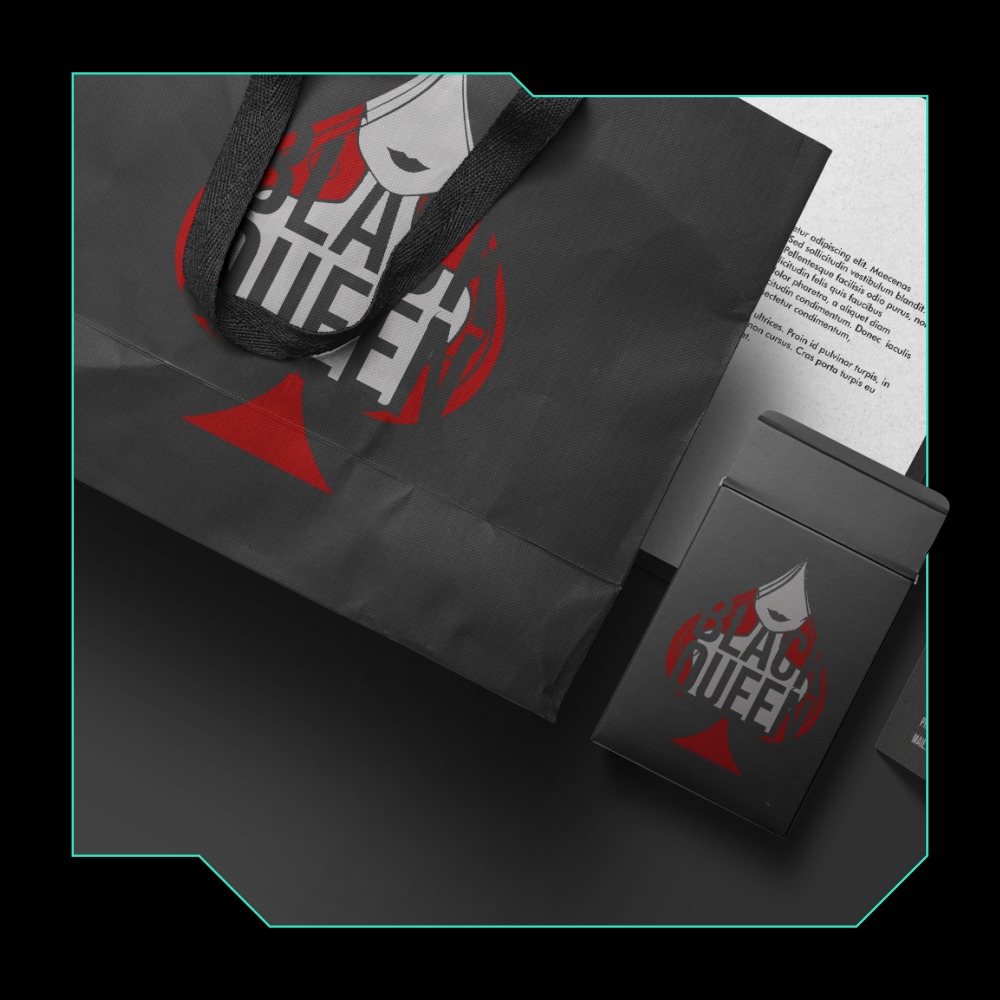 Czarna torba papierowa i pudełko z nadrukowanym logo Black Queen na ciemnym tle, obok kartki z tekstem.