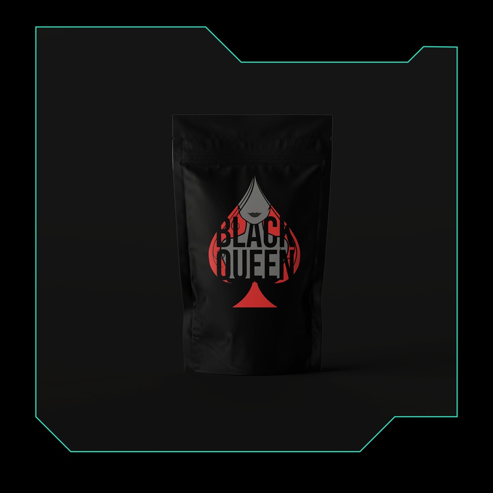 Czarna, matowa torebka stojąca z nadrukowanym logo 'Black Queen' w kształcie pika z kobiecą twarzą w górnej części, na czarnym tle.