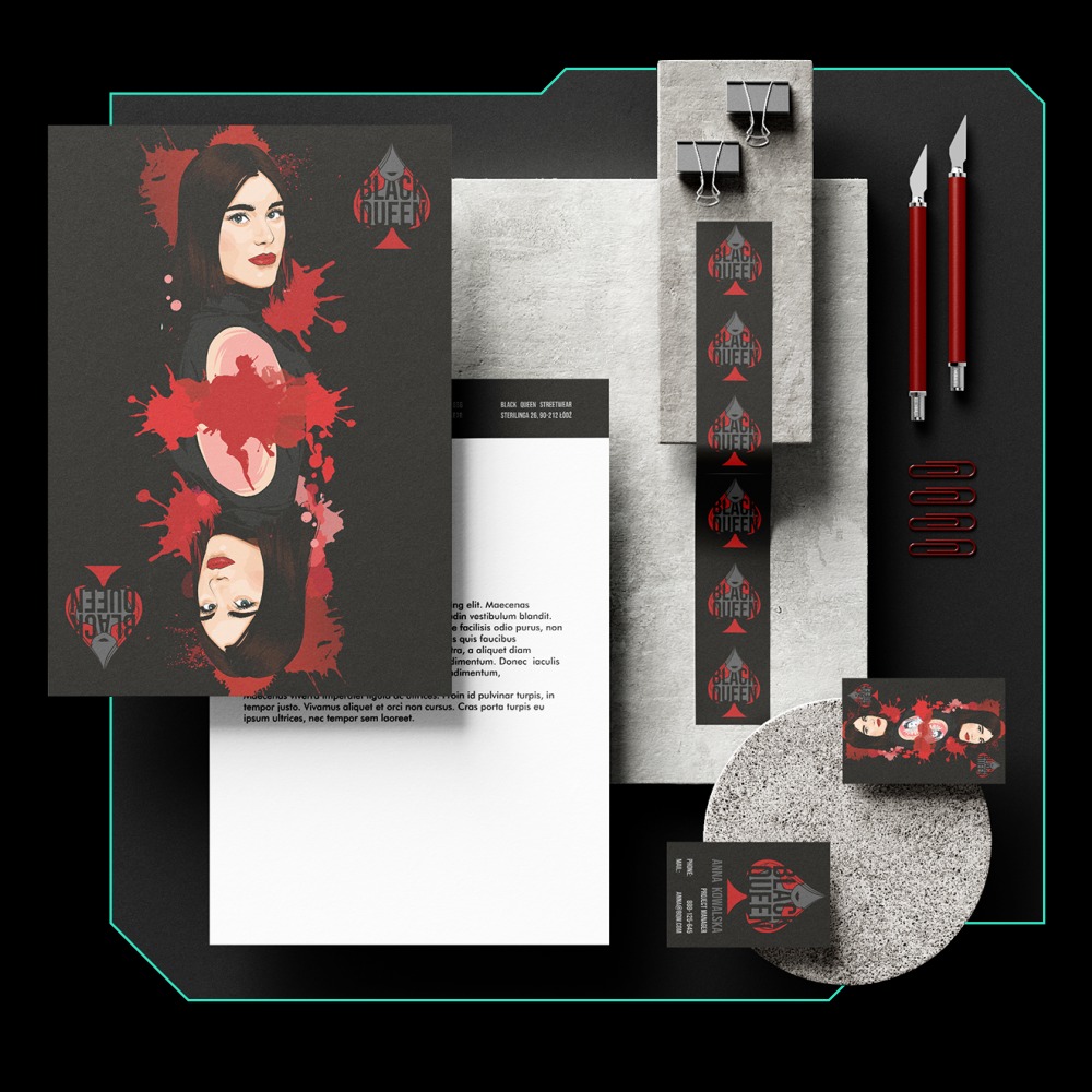 Zestaw materiałów firmowych 'Black Queen' z grafiką kobiety w stylu karty do gry, zawierający wizytówki, papier firmowy, zakładki i ulotkę, ułożony na szarym tle z akcesoriami biurowymi.