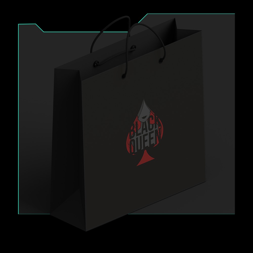 Czarna matowa torba papierowa z grafiką pika i napisem 'Black Queen' w odcieniach szarości i czerwieni, na ciemnym tle.