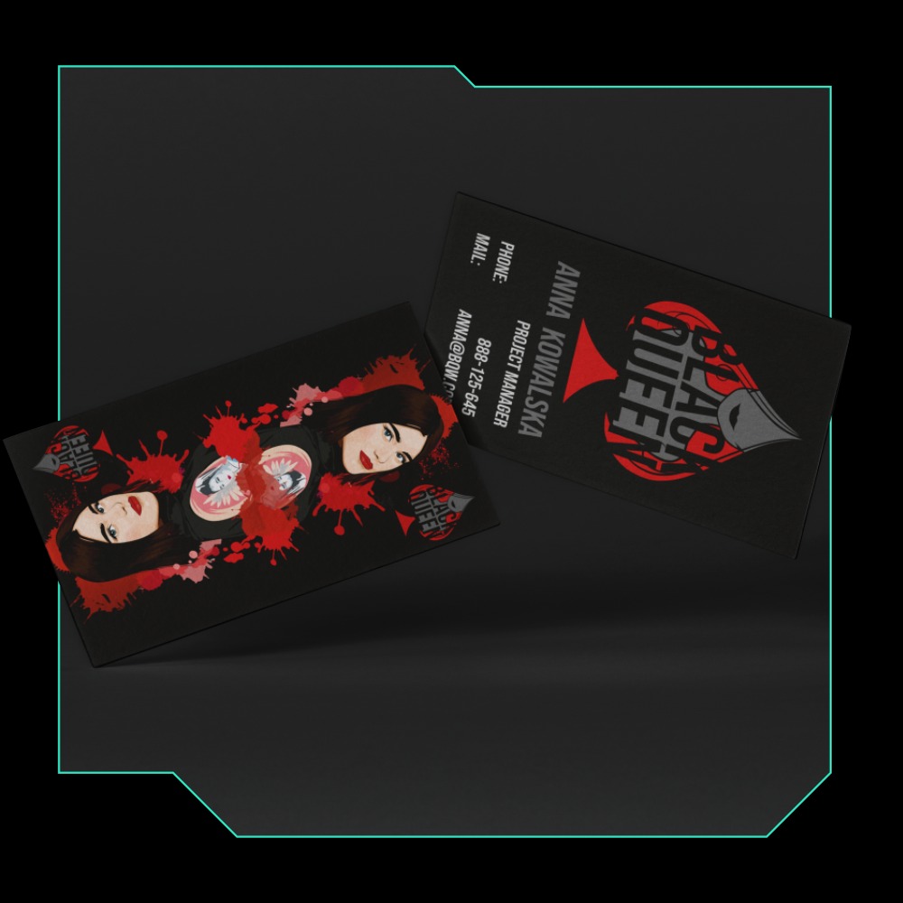 Dwie czarne wizytówki z motywem Black Queen: jedna z portretem kobiety i czerwonymi plamami, druga z logo Black Queen w kształcie pika.