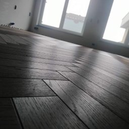 Black Floor , czarna podłoga , gotowy parkiet lakierowany , montaż podłogi drewnianej na kleju dwuskładnikowy