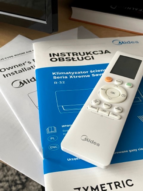 Instrukcja obsługi i pilot do klimatyzatora ściennego Midea Xtreme Save R-32, widoczne napisy PL i ENG.
