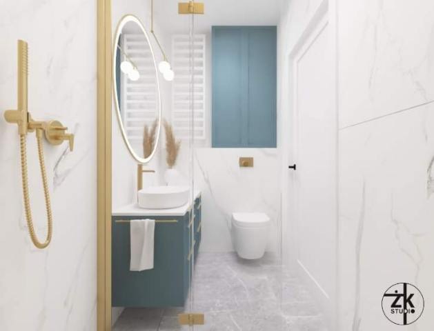 Nowoczesna łazienka z marmurowymi ścianami, owalnym lustrem z podświetleniem LED, umywalką nablatową, szafką w kolorze butelkowej zieleni ze złotymi uchwytami i armaturą, oraz kabiną prysznicową...