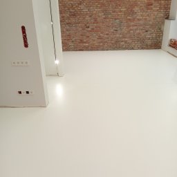 Posadzka żywiczna zamknięta lakierem satynowym w salonie ślubnym u naszej stałej już klientki.