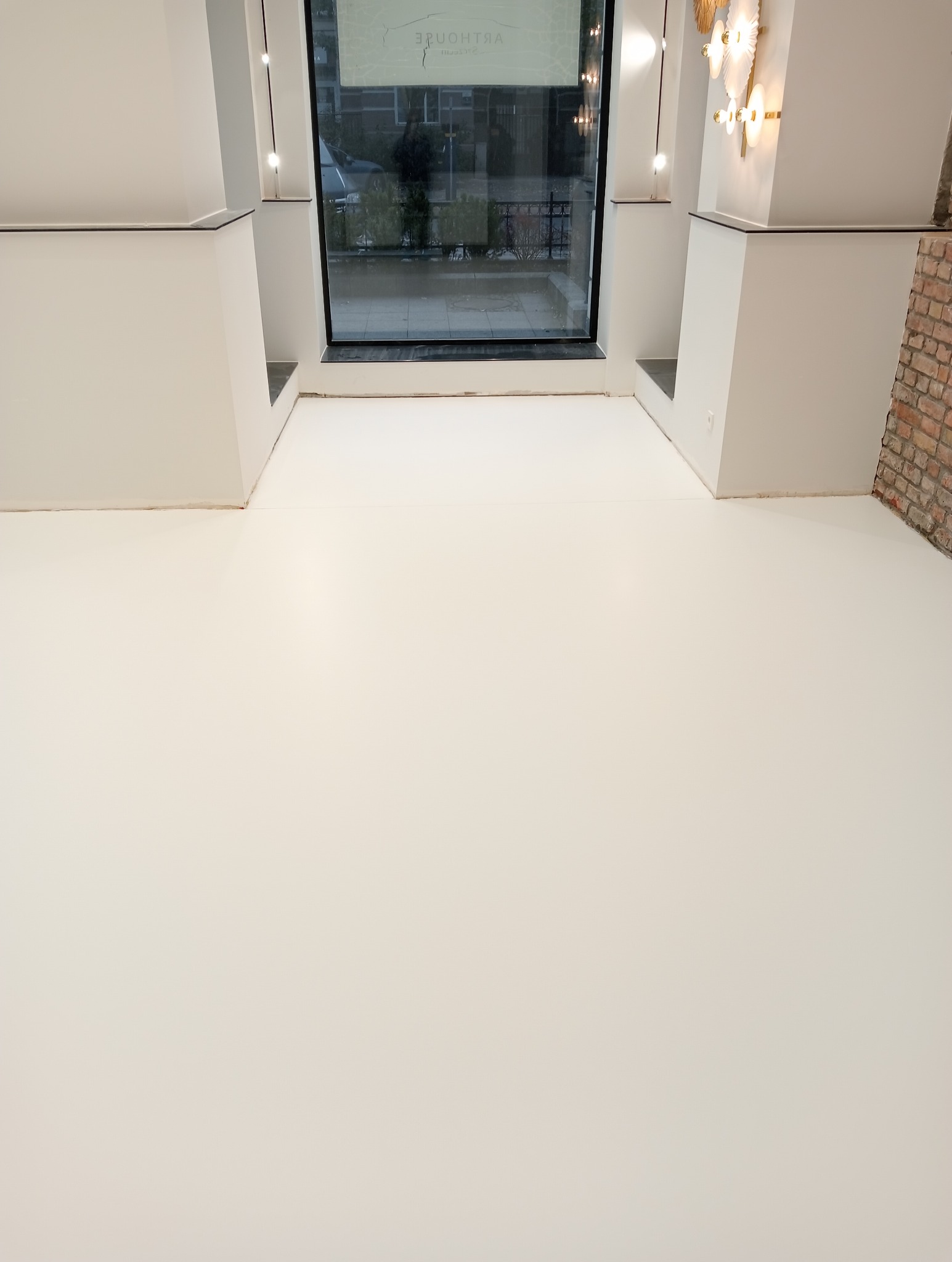 Posadzka żywiczna zamknięta lakierem satynowym w salonie ślubnym u naszej stałej już klientki.