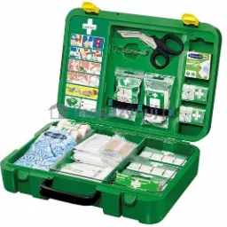 Otwarta, zielona apteczka pierwszej pomocy Cederroth, z widocznymi bandażami, kompresami, nożyczkami ratowniczymi i instrukcjami graficznymi.