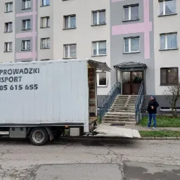 Samochód wyposażony jest w windę.