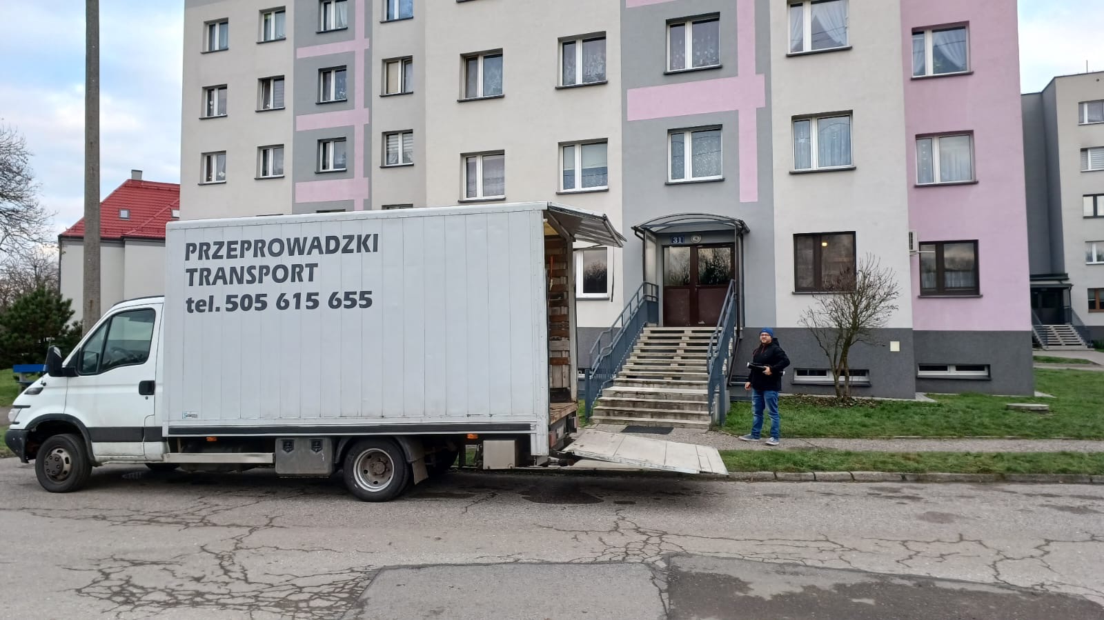 Samochód wyposażony jest w windę.