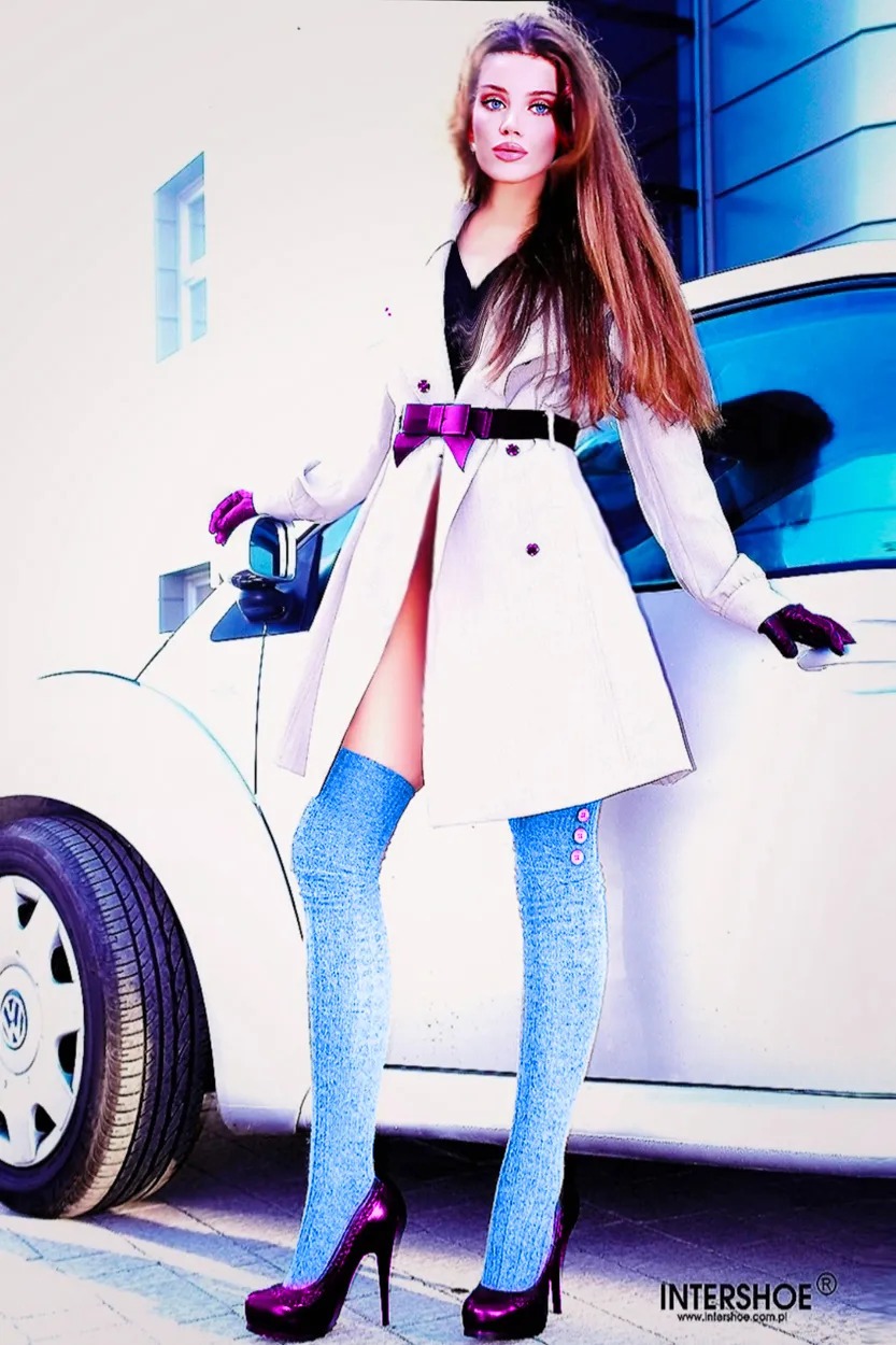 Kobieta w płaszczu i niebieskich podkolanówkach pozuje przy białym samochodzie Volkswagen Beetle, widoczny znak towarowy Interschoe.