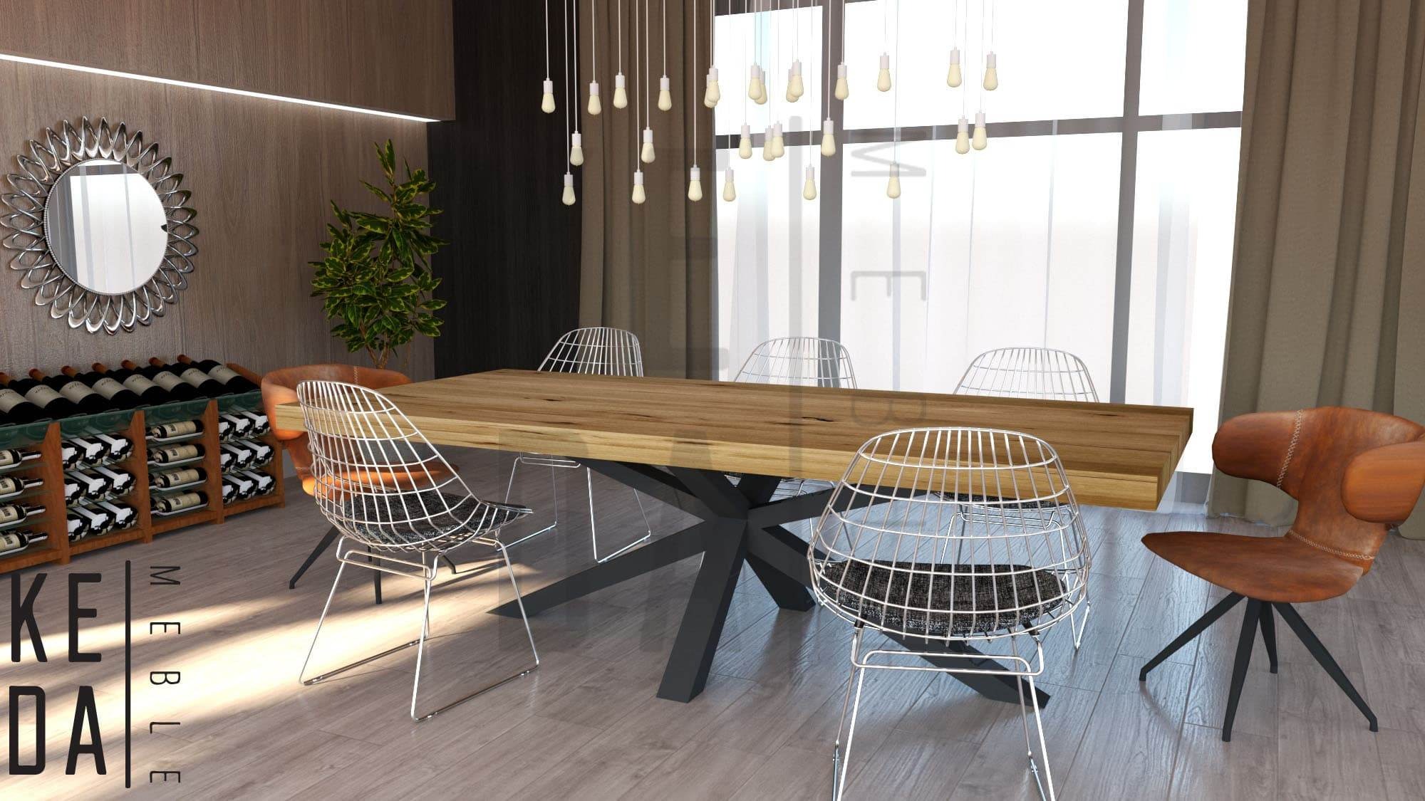 Nowoczesna jadalnia z drewnianym stołem na metalowej, geometrycznej podstawie, drucianymi krzesłami, regałem na wino i dekoracyjnym lustrem w kształcie słońca.