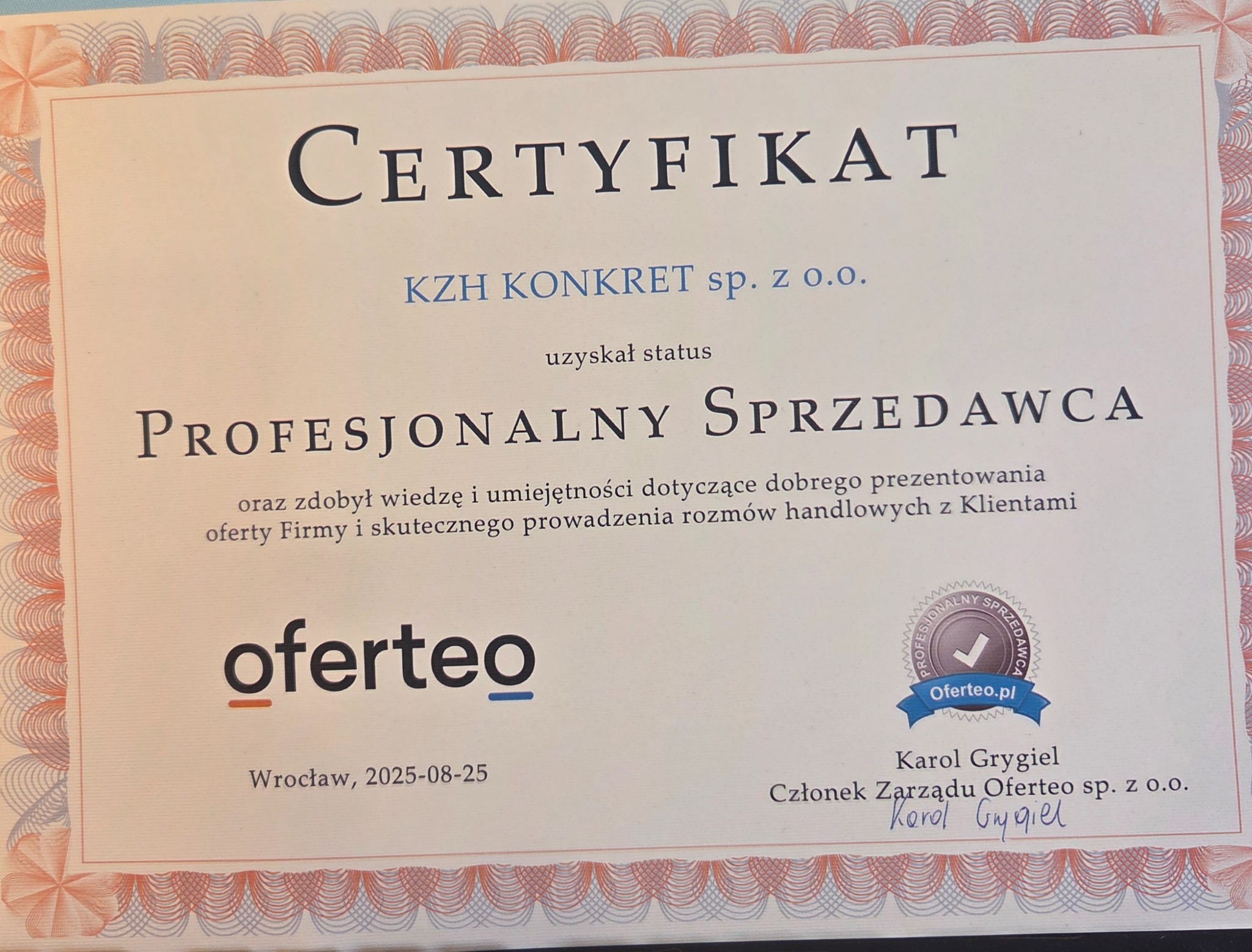 Certyfikat 'Profesjonalny Sprzedawca' dla KZH KONKRET sp. z o.o. wydany przez Oferteo.pl, podpisany przez Karola Grygiela z datą 2025-08-25 z Wrocławia.