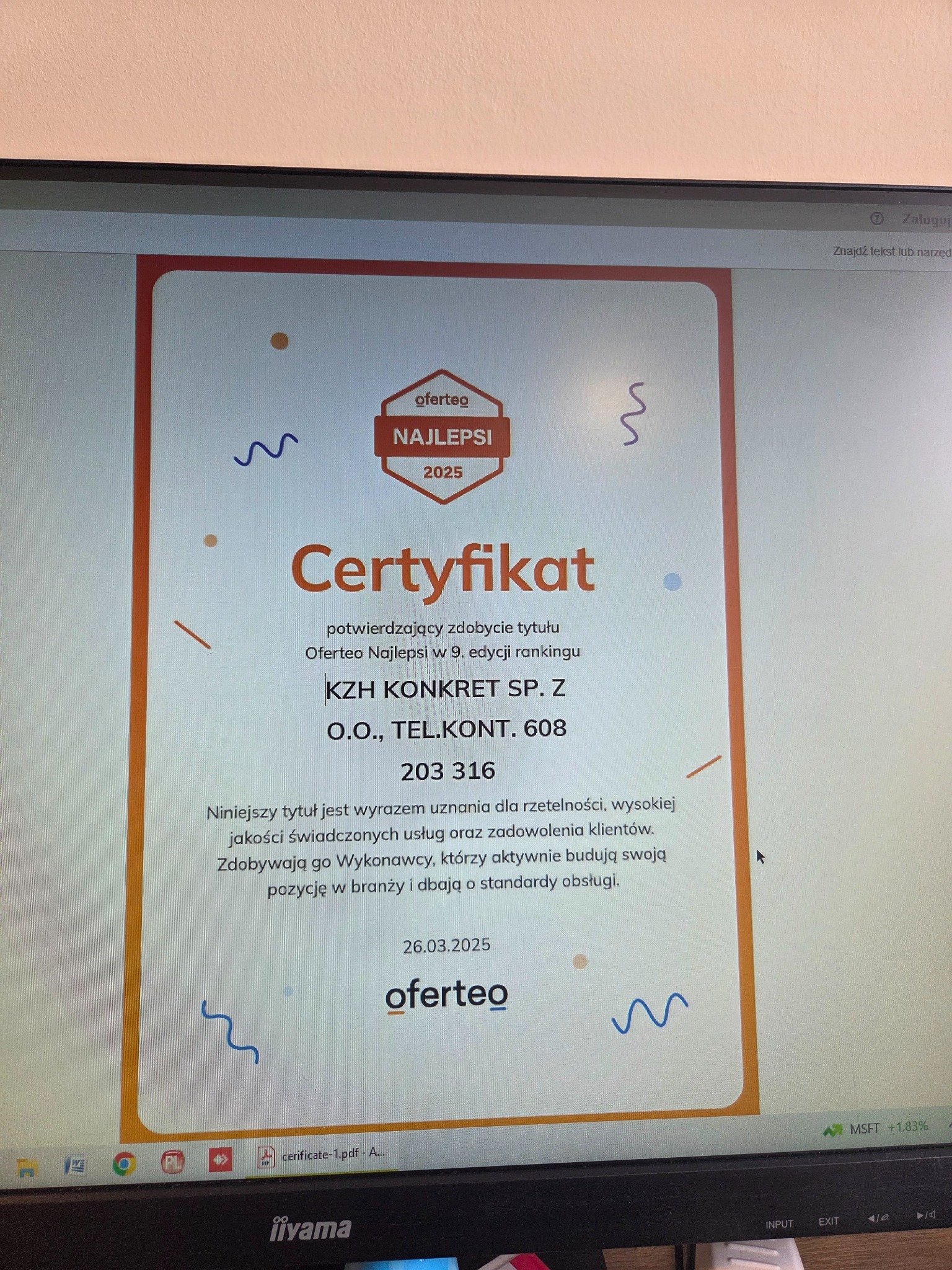 Certyfikat Oferteo Najlepsi 2025 dla KZH KONKRET SP. Z, potwierdzający wysoką jakość usług i rzetelność. Dokument na ekranie monitora.