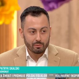 Kancelaria Adwokacka Adwokat Patryk Skalski - Portret adwokata Patryka Skalskiego w studiu telewizyjnym podczas programu na żywo, w tle kwiatowe dekoracje i logo stacji TVP2.