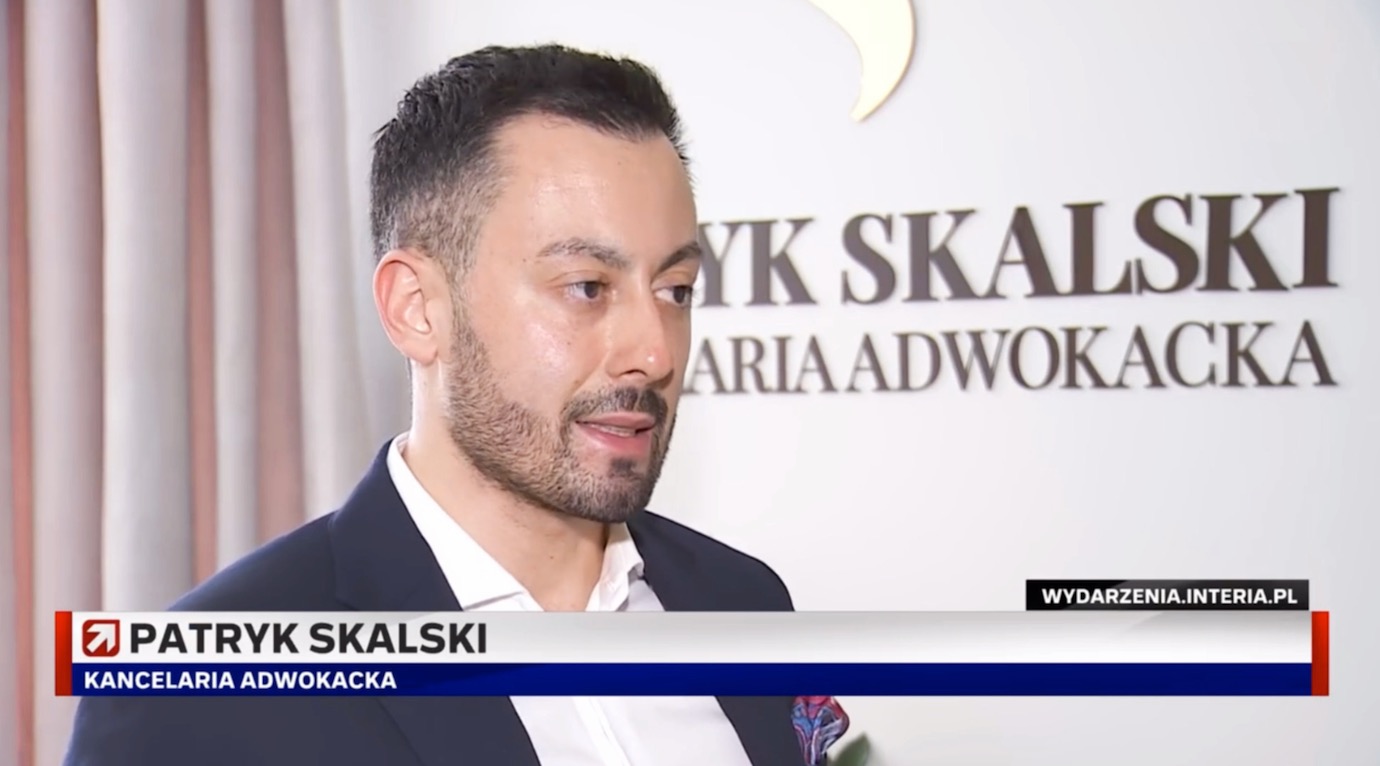 Portret mężczyzny w garniturze, na drugim planie logo kancelarii adwokackiej Patryk Skalski z elementami graficznymi i adresem strony internetowej.