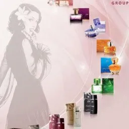 Ilustracja graficzna prezentująca piramidę z flakonów perfum marki FM Group na różowym tle z wizerunkiem kobiety w stylu retro.