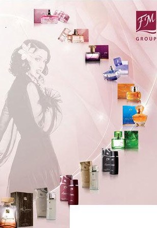 Ilustracja graficzna prezentująca piramidę z flakonów perfum marki FM Group na różowym tle z wizerunkiem kobiety w stylu retro.