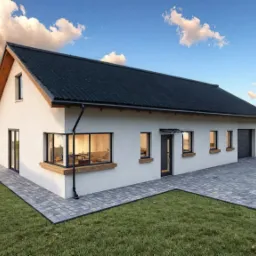 Parterowy dom z dwuspadowym dachem i garażem, elewacja w jasnym kolorze, otoczony zielonym trawnikiem i brukowanym podjazdem, błękitne niebo z chmurami w tle.