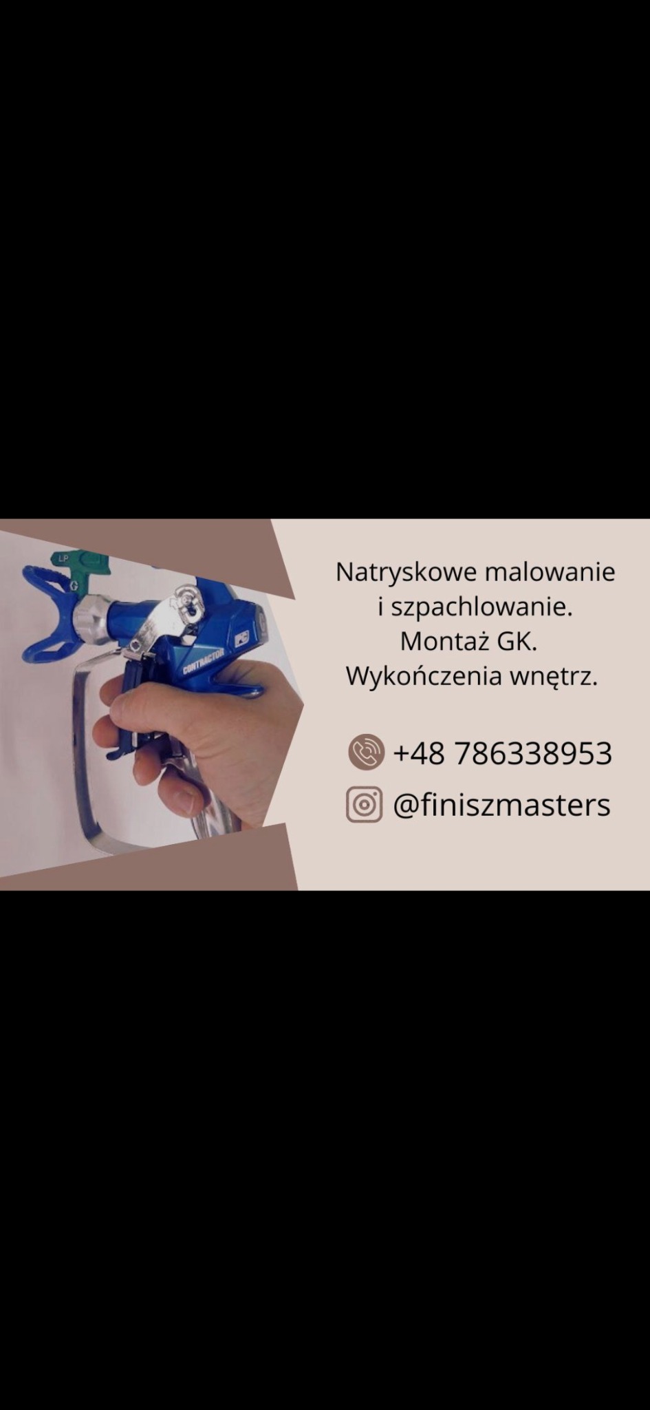 Pistolet natryskowy w dłoni, gotowy do malowania i szpachlowania. Narzędzie do montażu GK i wykończenia wnętrz, prezentowane z bliska.