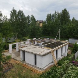 Obiekt : Dom jednorodzinny
Powierzchnia całkowita: 280,8 m²
Wymiary obiektu: 15,6 m x 18,3 m
Realizacja obejmowała:
-Wykonanie stanu surowego otwartego.