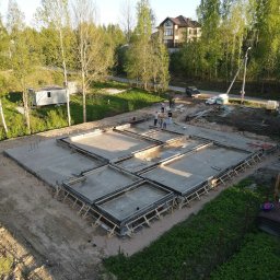 Obiekt : Dom jednorodzinny
Powierzchnia całkowita: 280,8 m²
Wymiary obiektu: 15,6 m x 18,3 m
Realizacja obejmowała:
-Wykonanie stanu surowego otwartego.