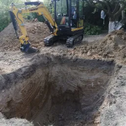 Wykom Minikoparką Yanmar SV26 pod szambo w trudno dostępnym miejscu