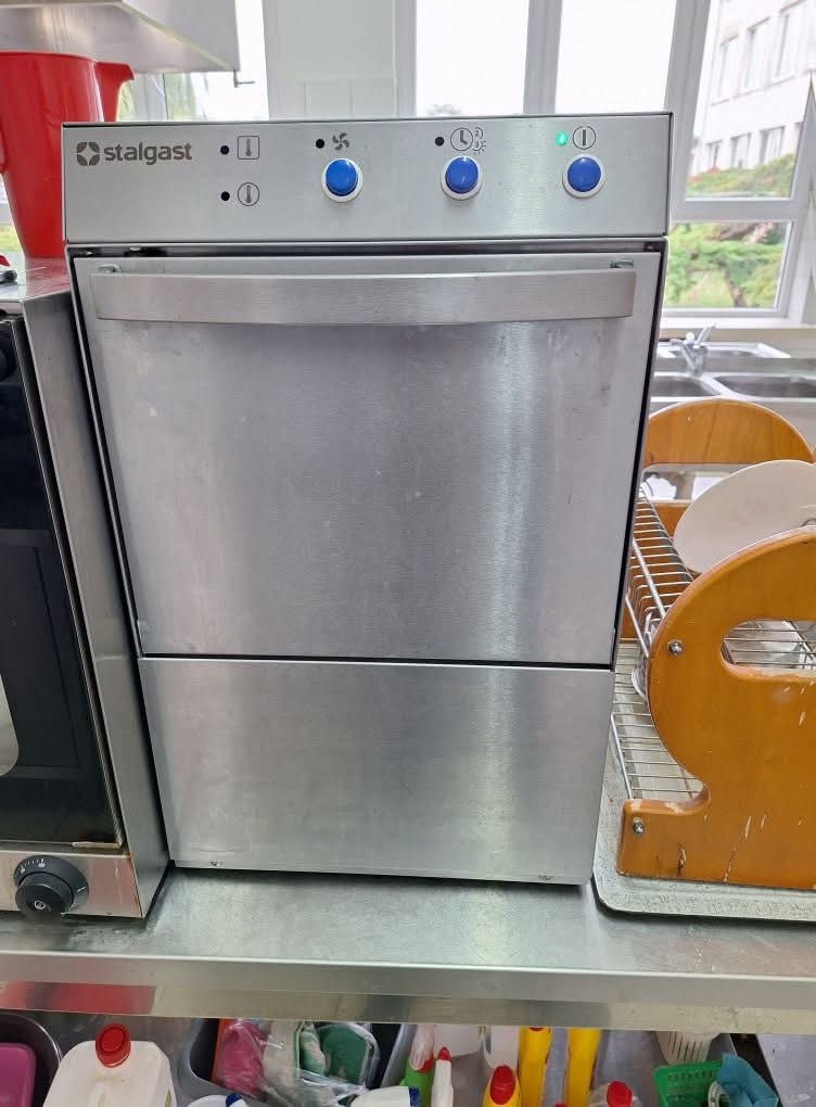 Profesjonalna zmywarka Stalgast w Katowicach, widok z przodu. Srebrna obudowa, niebieskie przyciski, obok suszarka do naczyń. Sprzęt gotowy do pracy.