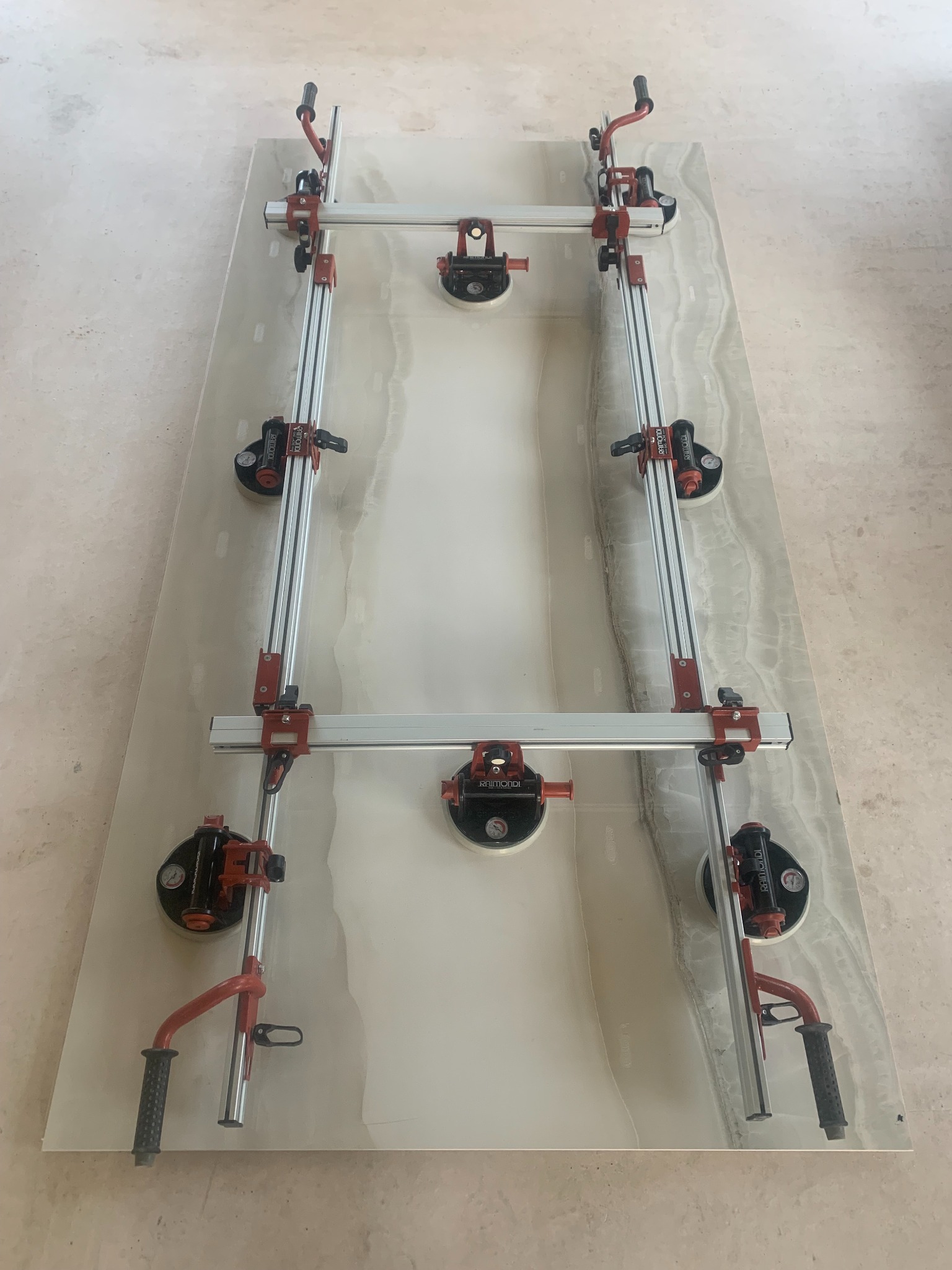 Wynajem nosidła, rama, stelaż do przenoszenia i wklejania spieków kwarcowych płyt wielkoformatowych.