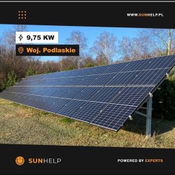 SunHelp Energy sp.z.o.o. - Instalacja paneli słonecznych o mocy 9.75 kW w Województwie Podlaskim, widok z boku na tle drzew, z logo firmy SUNHELP.