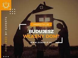 Sylwetki trzech osób (prawdopodobnie rodziny) trzymających kartonowe elementy domu (dach i ściany) na tle zachodzącego słońca, tworząc symboliczny obraz budowy domu. Widoczny tekst 'Inwestycje'...