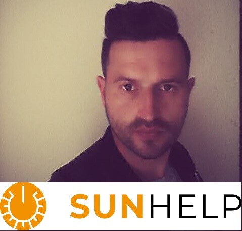 Portret mężczyzny z logo Sunhelp w dolnej części kadru.