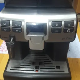 Automatyczny ekspres do kawy Saeco Aulika z dwoma pojemnikami na wodę i kawę, widoczne przyciski funkcyjne i logo marki.