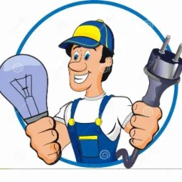 Karykaturalny elektryk w niebieskim kombinezonie i czapce trzymający żarówkę w lewej ręce i wtyczkę elektryczną w prawej ręce, na białym tle w niebieskim okręgu.