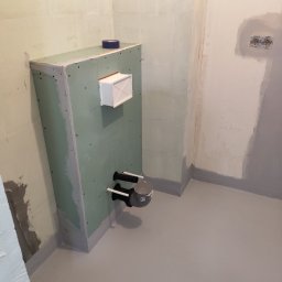 UWAGA!!Wykonanie gładzi,malowanie!i td... - Stelaż podtynkowy zabudowany płytą gipsowo-kartonową z widocznymi przyłączami kanalizacyjnymi i wentylacyjnymi w trakcie remontu łazienki. Ściany przygotowane do malowania, podłoga z szarą...