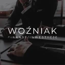Dwóch mężczyzn w garniturach omawia dokumenty przy biurku, na którym leży laptop i szklanka wody, w tle okno; na pierwszym planie napis 'Woźniak Finanse/Inwestycje'.