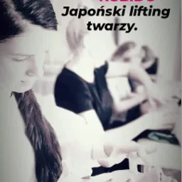 Masażystka wykonuje japoński lifting twarzy Kobido na leżącej klientce, skupiając się na okolicy czoła i oczu, w tle widoczni inni klienci.