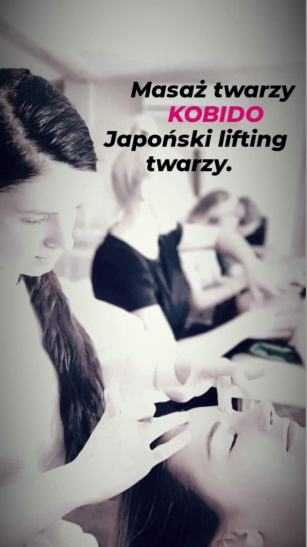 Masażystka wykonuje japoński lifting twarzy Kobido na leżącej klientce, skupiając się na okolicy czoła i oczu, w tle widoczni inni klienci.