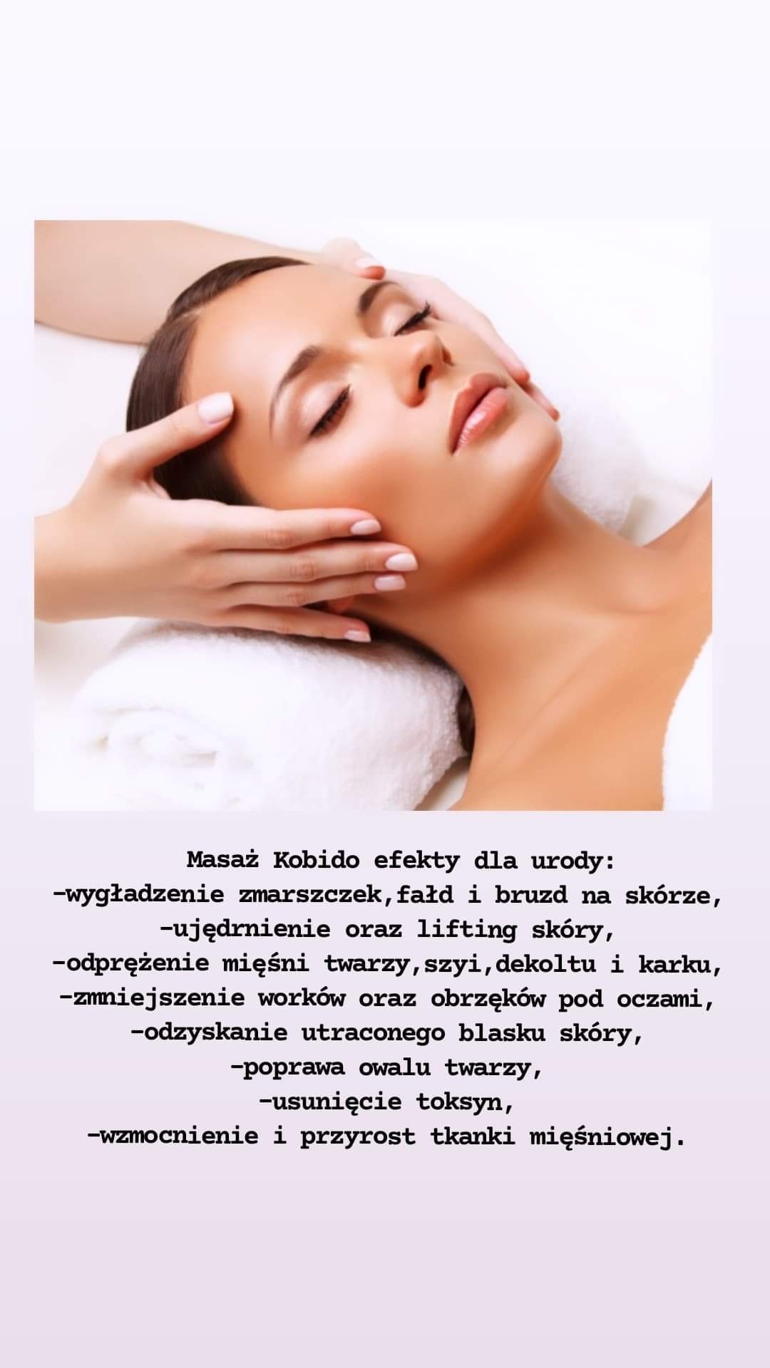 Twarz kobiety podczas profesjonalnego zabiegu, dłonie masażysty delikatnie dotykają czoła, biały ręcznik pod głową, relaksujący wyraz twarzy.