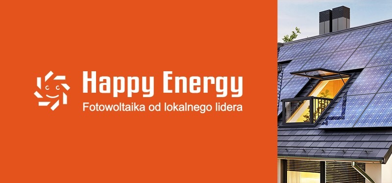 Logo firmy Happy Energy z hasłem 'Fotowoltaika od lokalnego lidera' na pomarańczowym tle, obok fragment dachu z panelami słonecznymi i otwartym oknem dachowym.
