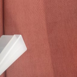 CzystoVit - Dysza odkurzacza piorącego na tle brązowej tapicerki z bliska.