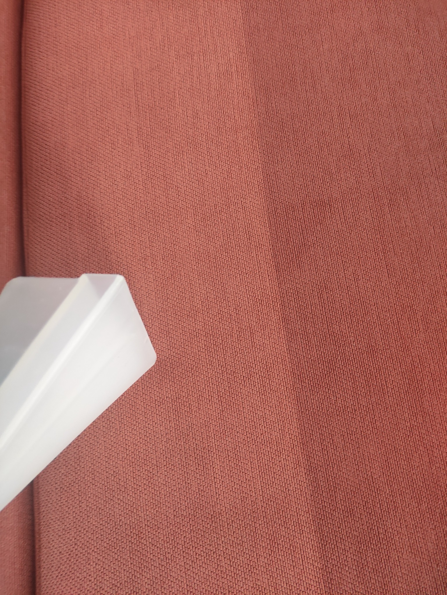 Dysza odkurzacza piorącego na tle brązowej tapicerki z bliska.