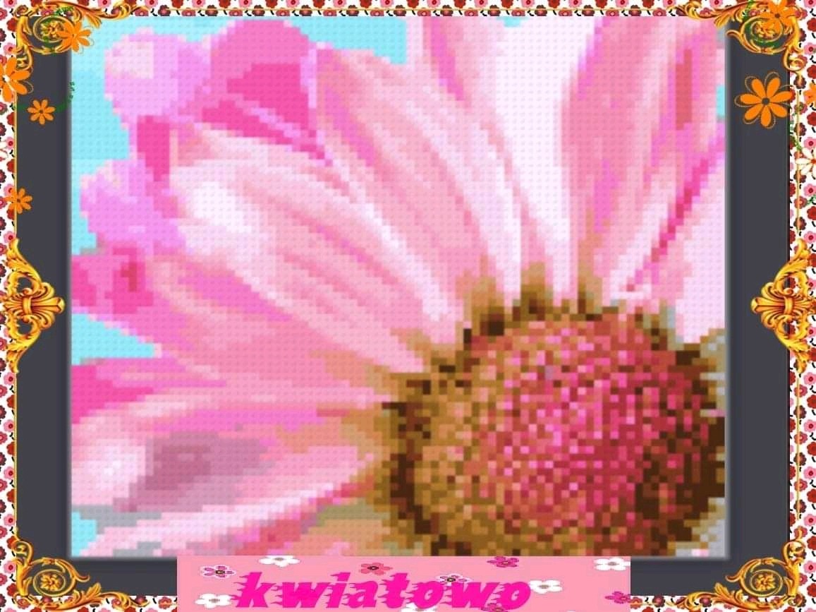 Pikselowa grafika przedstawia zbliżenie różowego kwiatu z brązowym środkiem na tle jasnego błękitu, otoczona ozdobną ramką z motywami kwiatowymi i złotymi ornamentami. W dolnej części widoczny...